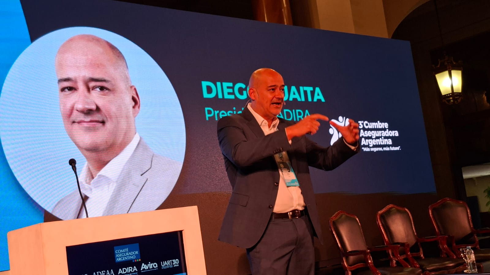 En el marco de la Tercera Cumbre Aseguradora , el Comité Asegurador Argentino expuso la radiografía económica y social de un sector clave para el desarrollo nacional. Con una red que administra 90 millones de certificados y desembolsó US$ 9.500 millones en indemnizaciones durante el último ejercicio, la actividad reafirma su papel garante de la estabilidad familiar y el riesgo de capital.